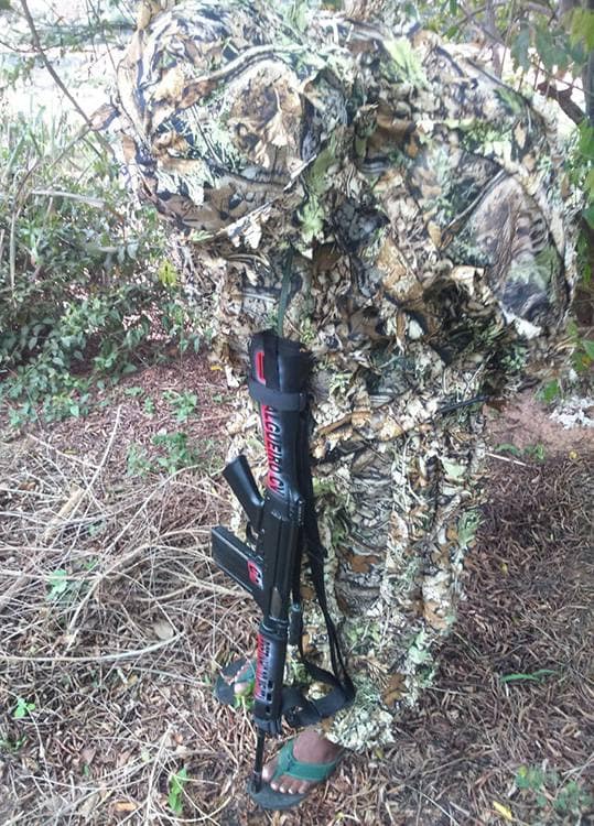Tráfico usa roupa especial para se esconder nas matas 2 Bandido com a roupa e o fuzil FAL com a inscrição Salgueiro (Reprodução)