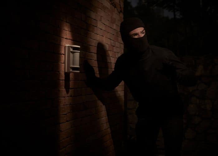 Segurança residencial em alta: busca por monitoramento cresce 88,89% no Brasil 6 Sistema de alerta contra invasão a residências