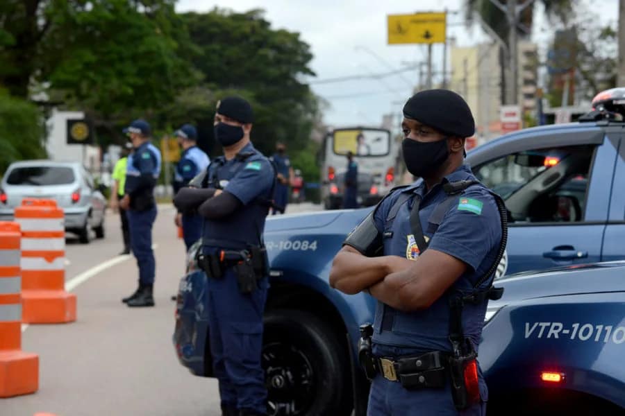 Agentes de segurança em operação de recuperação veicular ao lado de viatura