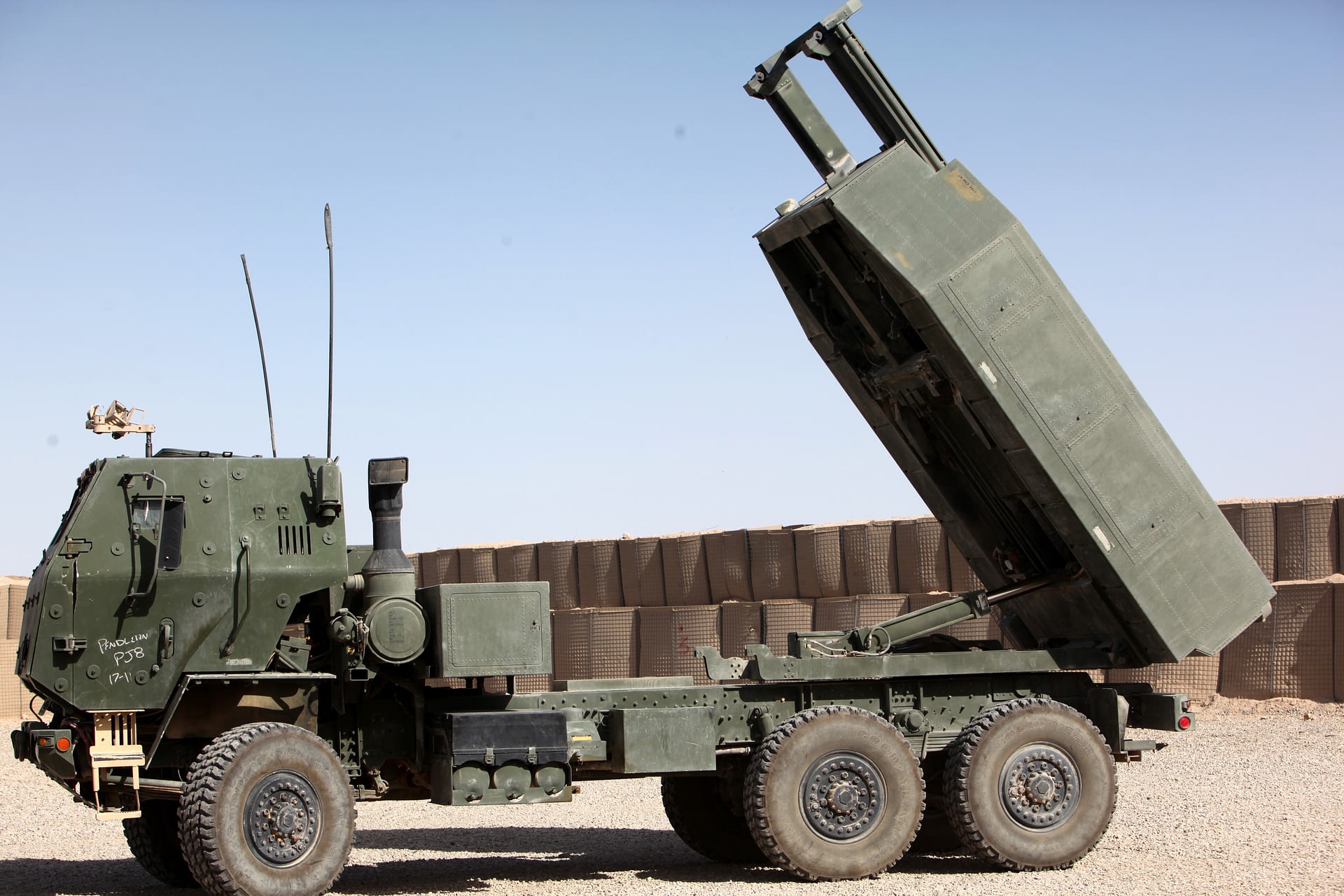 As 10 Armas Mais Destruidoras da Guerra da Ucrânia: Conheça as Mais Poderosas 3 HIMARS – O Lançador de Foguetes de Alta Mobilidade (Ucrânia)