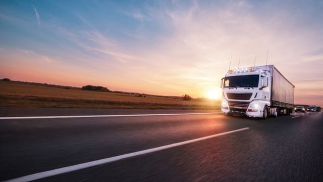 Maio Amarelo: segurança durante o processo de carga e descarga no transporte rodoviário