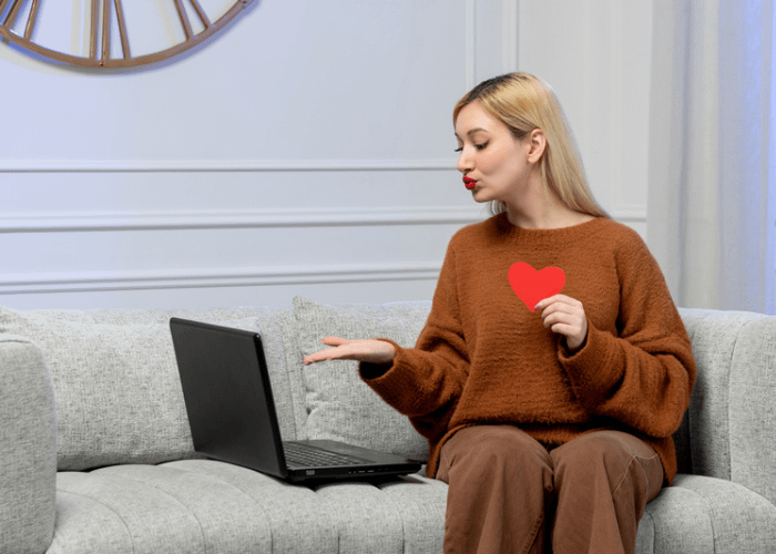 Entre beijos virtuais e boletos reais: o perigo do fake love