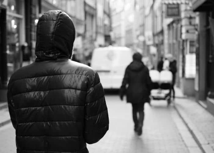 Stalking cresce no Brasil e expõe falhas na proteção às vítimas: o que diz a lei Stalking cresce no Brasil e expõe falhas na proteção às vítimas: o que diz a lei